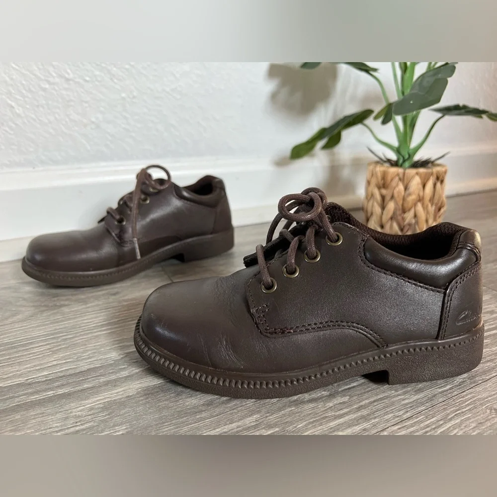 Clarks boys’ square toe lace up brown leather school shoes. Size 10.5 toddler